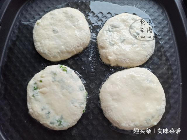 孩子想吃葱花饼了,教你特色做法,不和面不揉面,暄软咸香又好吃