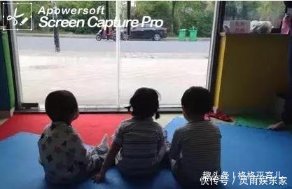 幼儿园老师把这三个孩子照片发到群里，家长看完后，心里不是滋味