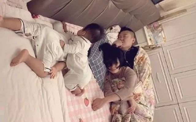被子|一家四口的睡姿走红,完美诠释:爹妈才是真爱,两个孩子是个意外