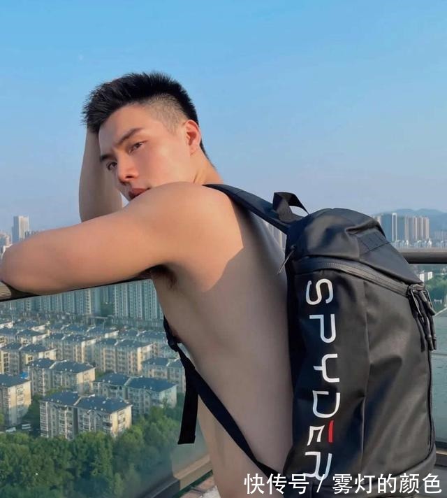 身材|奶味十足的黑白系寸发阳刚小奶狗，颜值一般身材不错，是你的菜吗！