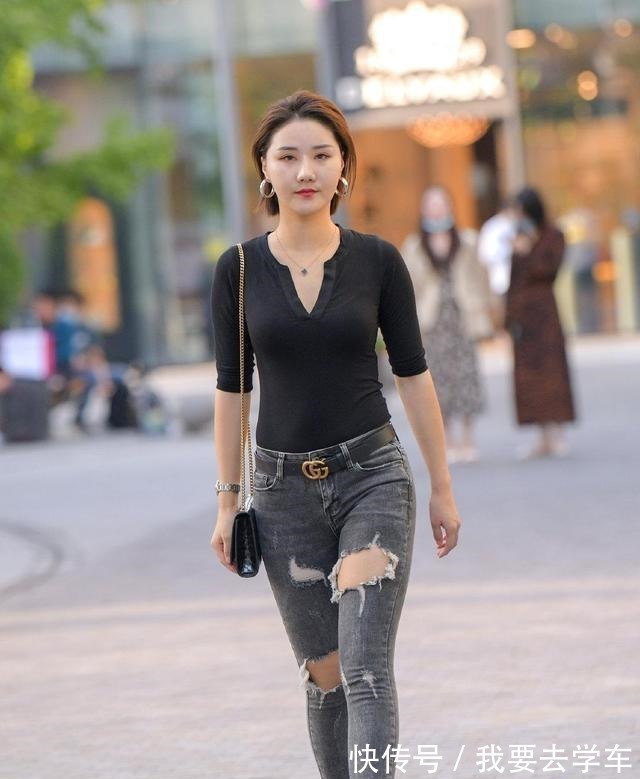 身材比例 黑色V领短袖搭配灰色打底裤,日常风格,凸显整体的气质!