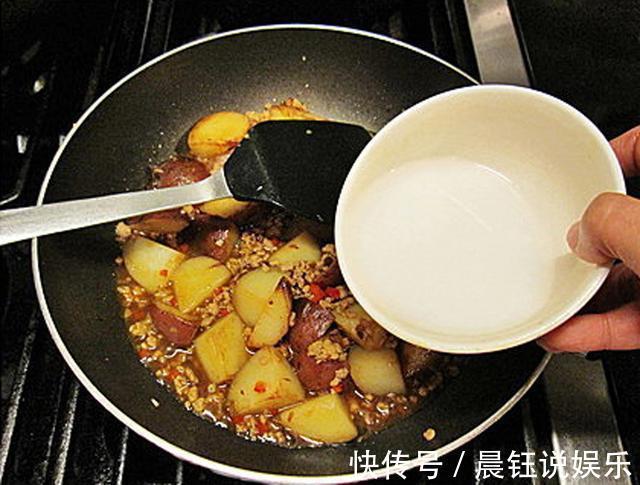 土豆的这种做法,儿子总说吃不厌,我家隔三差五就做一回,超下饭
