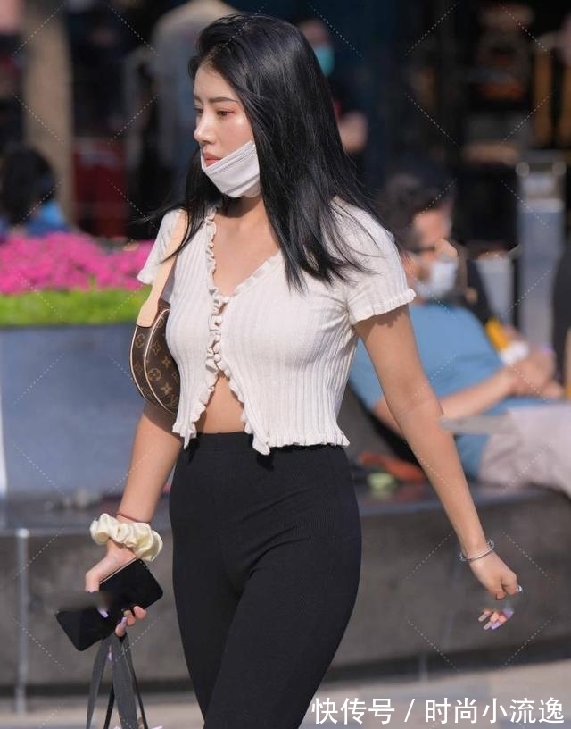 直筒裤 米白色花边针织衫,配黑色高腰直筒裤,时尚又减龄