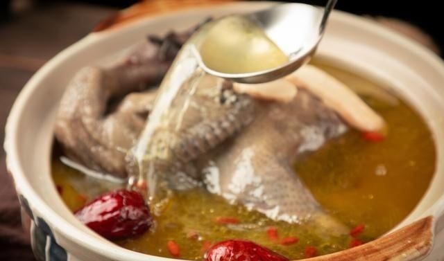 炖鸡汤时，牢记“1泡1放2不放”，炖出来的鸡汤汤鲜肉嫩没腥味