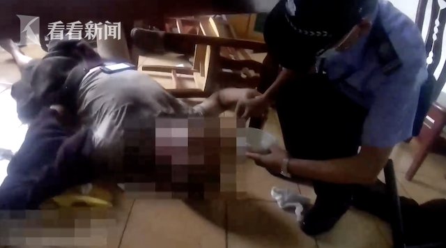民警|独居男子家中摔倒被困2天滴水未进 民警破门救人