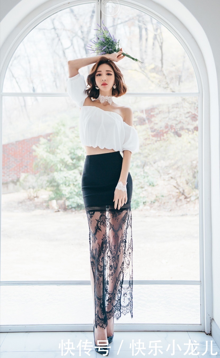 微胖美女吊带抹胸展现霸道身材,包臀裙下秀紧俏圆臀