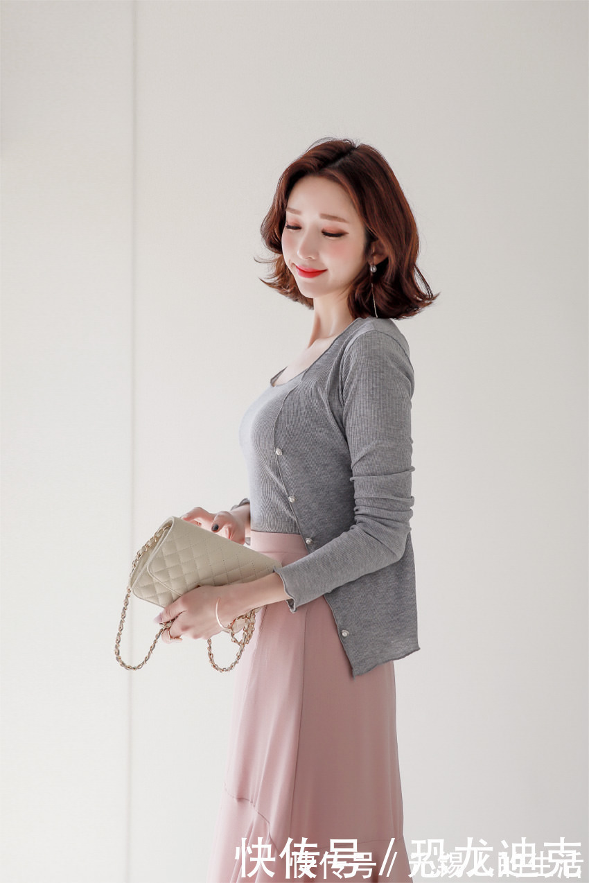 美女 穿过膝长裙的美女模特,端庄优雅的气质很迷人