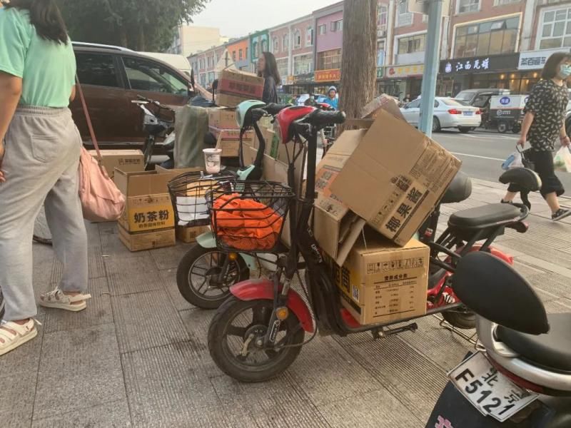 年轻人一年花掉上千亿元买奶茶，茶饮加盟店却“十店九亏”，钱被谁赚了？