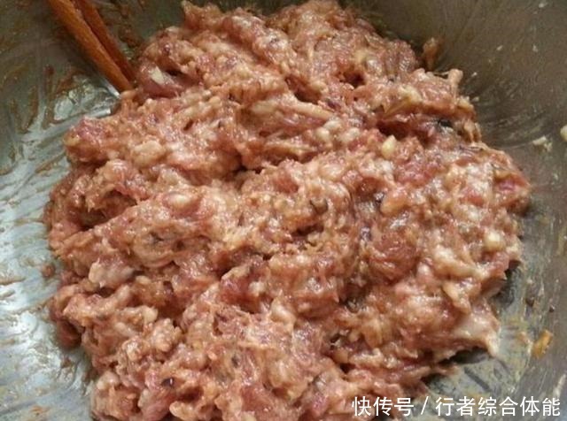 调拌肉馅好吃的秘诀,不用料酒也没腥味,在家也能吃出饭店的味道