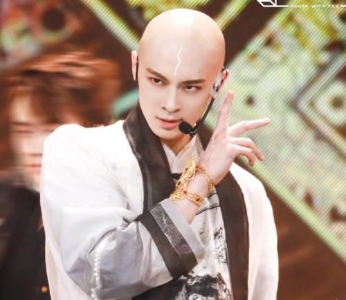 梁森|看惯了梁森光头造型,当他随意套上假发,十七梓渝的反应好真实