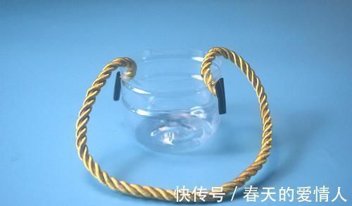 塑料瓶上穿一根绳子，放在卫生间一年省下不少钱，早点知道就好了