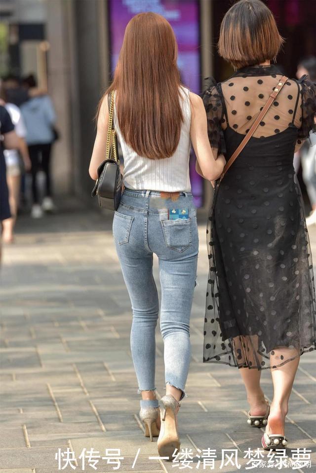 耳坠 无袖白色竖条纹毛衣,搭配浅色牛仔裤,高级显气质