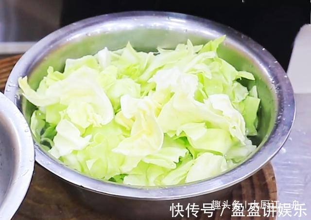 原来炒包菜也有窍门,多加这一步,包菜脆嫩又入味,比吃肉还过瘾