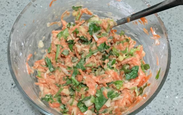 按照我方法炸出来的丸子香脆酥软，怎么吃都吃不腻，端上桌就没