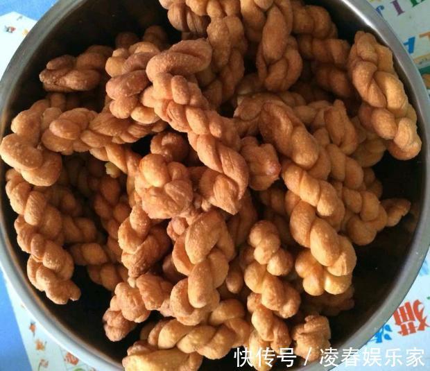 面团|2个鸡蛋1碗面粉,教你做小麻花,不发面两手一搓,吃起来嘎嘣脆