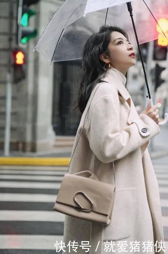 三木|三木的初冬新装真美,毛呢大衣配“牛奶裤”,色调搭配看着真舒服