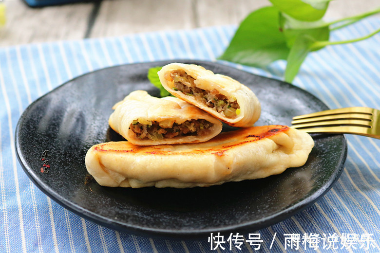 此款面食很简单,捏一捏,烙一烙就完成,皮薄馅大越嚼越香