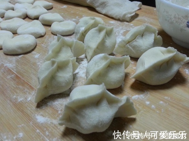 萝卜包饺子，直接包还是先焯水？多数错在这一步，难怪没有萝卜味