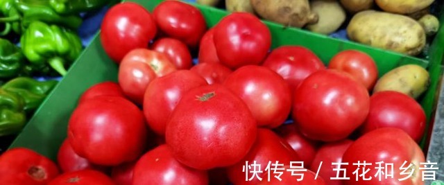 买西红柿要挑母的,老菜农教我一招看顶部一眼能辨别,真实用!