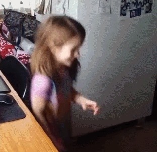 |搞笑GIF:妹子这着装看起来真是让人无所适从啊,就不觉得尴尬吗