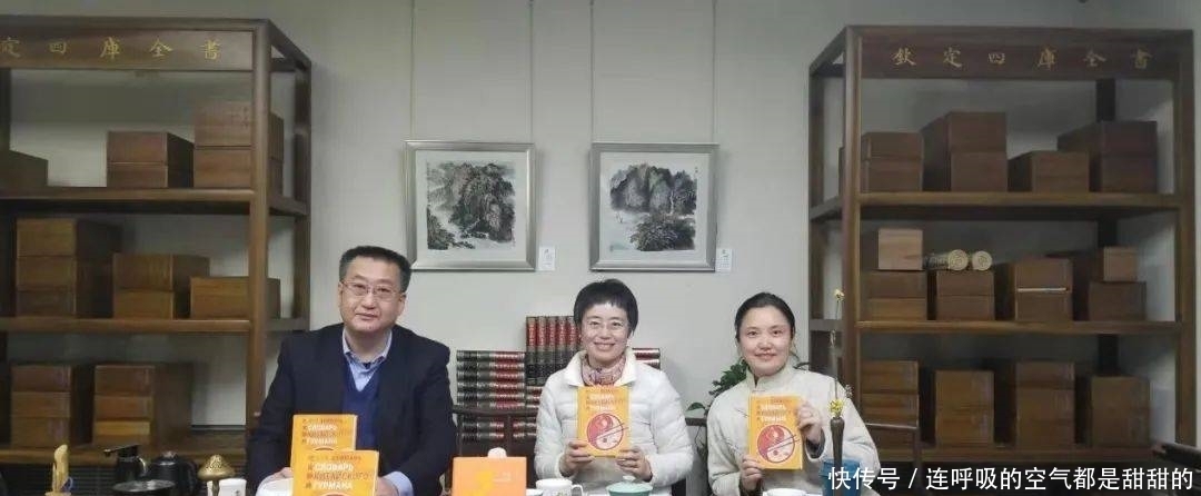 中国文化学者崔岱远散文《吃货辞典》在俄出版