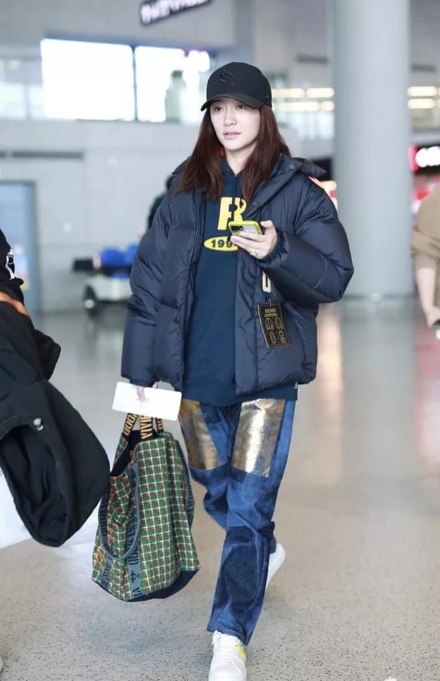 牛仔裤|李小冉素颜走机场，嫩的可以挤出水，但穿的裤子好寒酸！