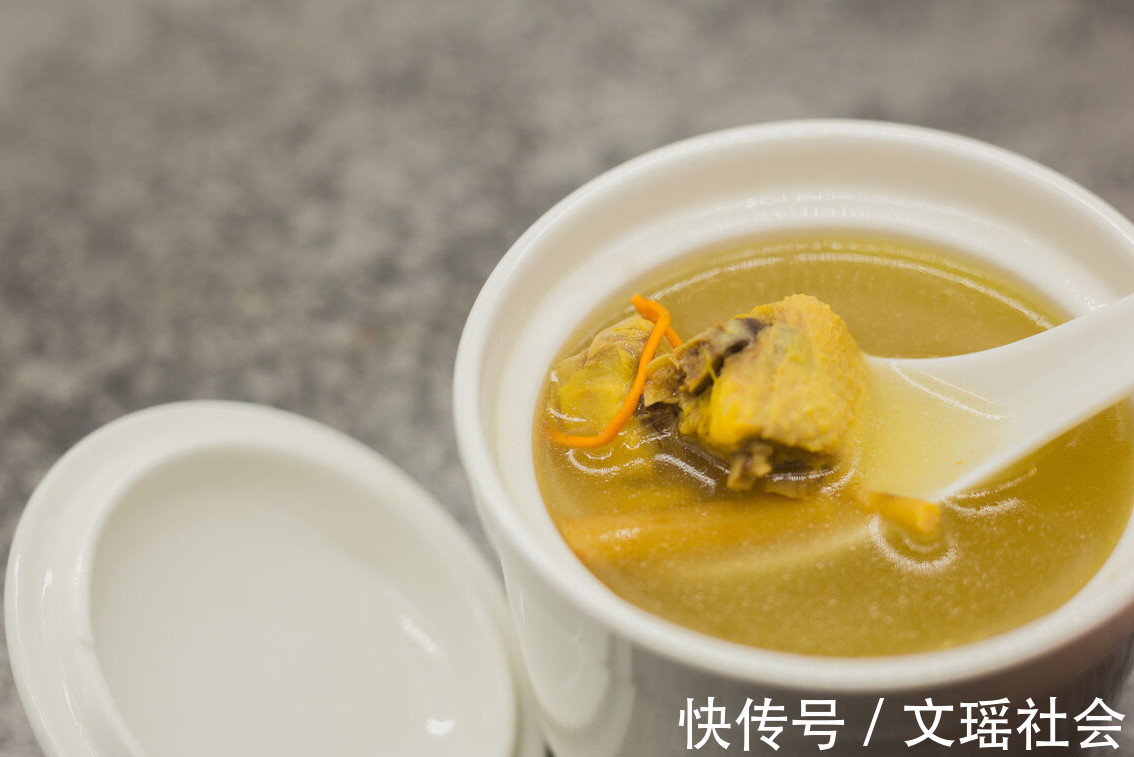 鸡肉|炖鸡汤，别直接加水炖，记住3个技巧，鸡汤鲜美不腥，营养又好喝
