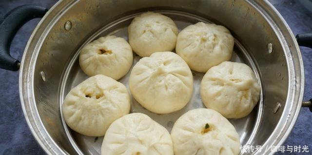 蒸肉包时,掌握这3点,包子饱满不回缩,汤汁浓郁回味无穷!