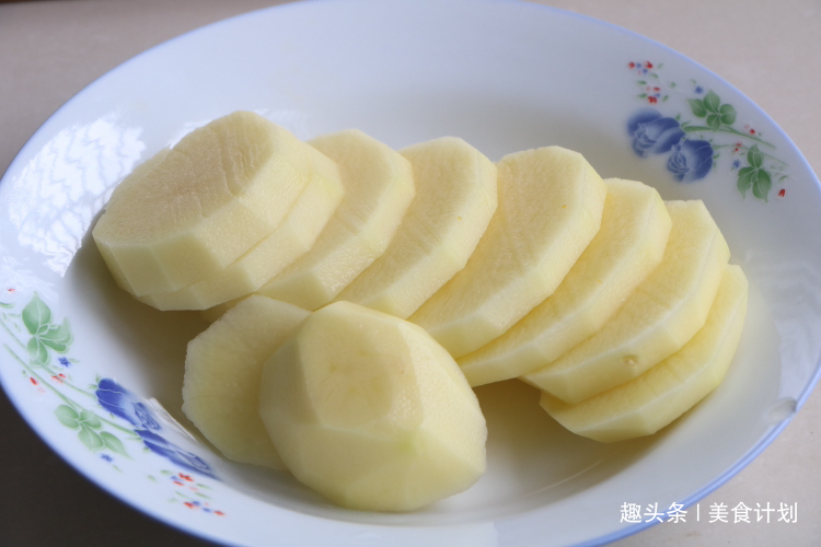 夏天就馋土豆新吃法，搓一搓蒸10分钟，出锅汤汁一滴不剩！