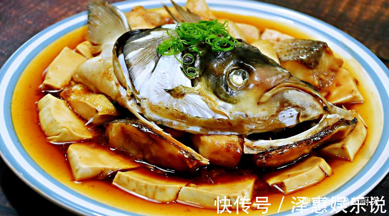 这是豆腐鱼头的快手做法,豆腐不油煎,鱼头不红烧,蒸一下就好了