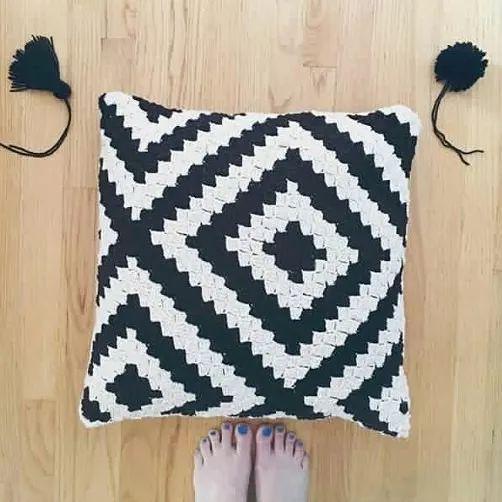 零线太多别浪费,试试钩一钩拼花抱枕,在家非常好用!附图解