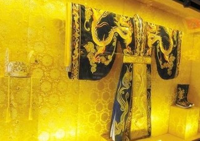 身着|古代的限制太多,这种颜色的衣服普通人不敢穿,若被发现死路一条