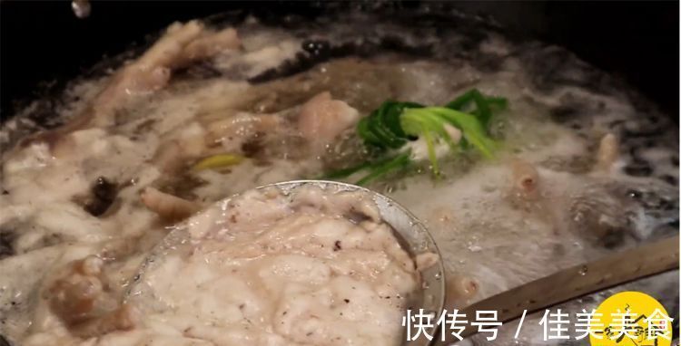 去骨|鸡爪去骨原来这么简单，1根牙签就搞定，又快又完整，太实用了