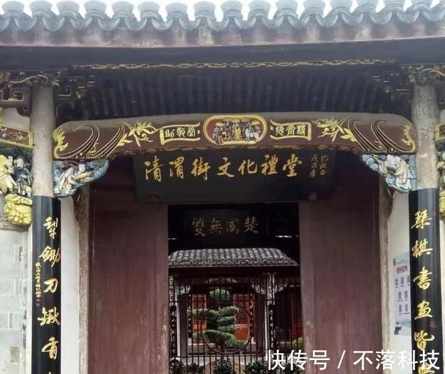 长生！棺材铺门口有副千年绝对，上联“人无千岁寿”，下联让人赞不绝口