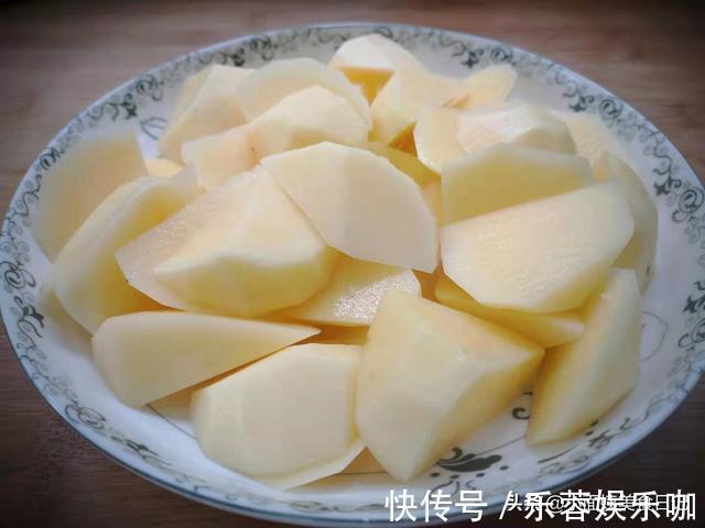 美食|夏天爱出汗，身体疲倦困乏，这种高钾食物别忘吃，蒸熟一煎，真香