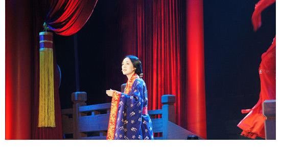 央視《新聞聯(lián)播》前主播楊柳：一盒櫻桃娶歌唱家妻子，47歲做父親