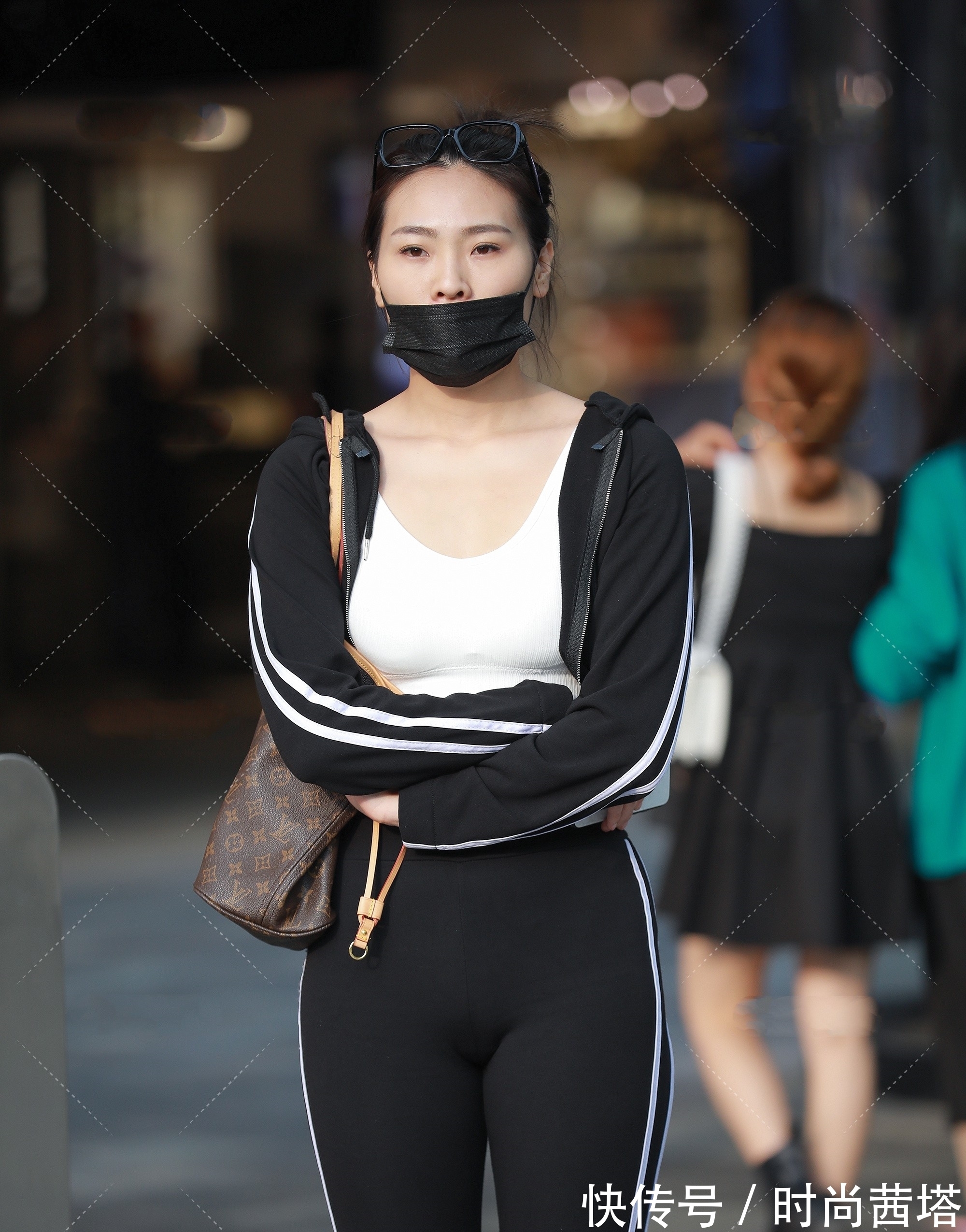 烦恼 要想省去穿衣搭配的烦恼,那么就选择一件套装,简单又好看