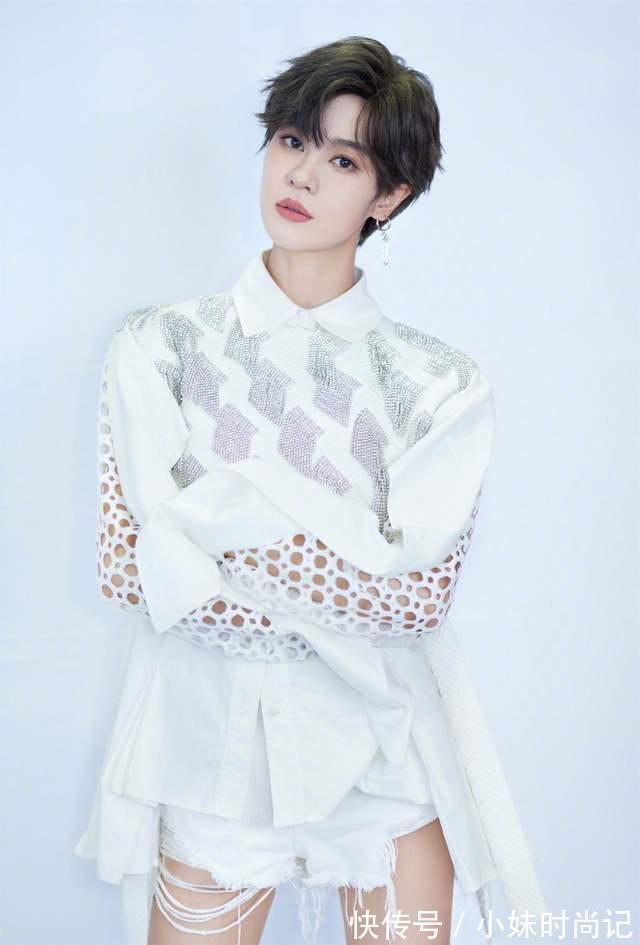 郁可唯|郁可唯的身材真好！白色衬衫搭配绿色马甲，线条可太完美了！