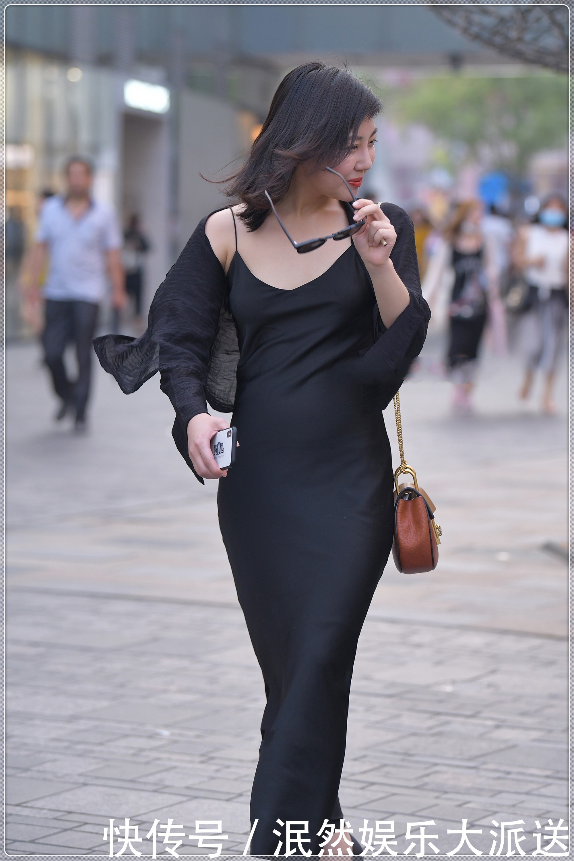 黑色真丝吊带裙子搭配橘红色链条包,大气端庄,精致时尚