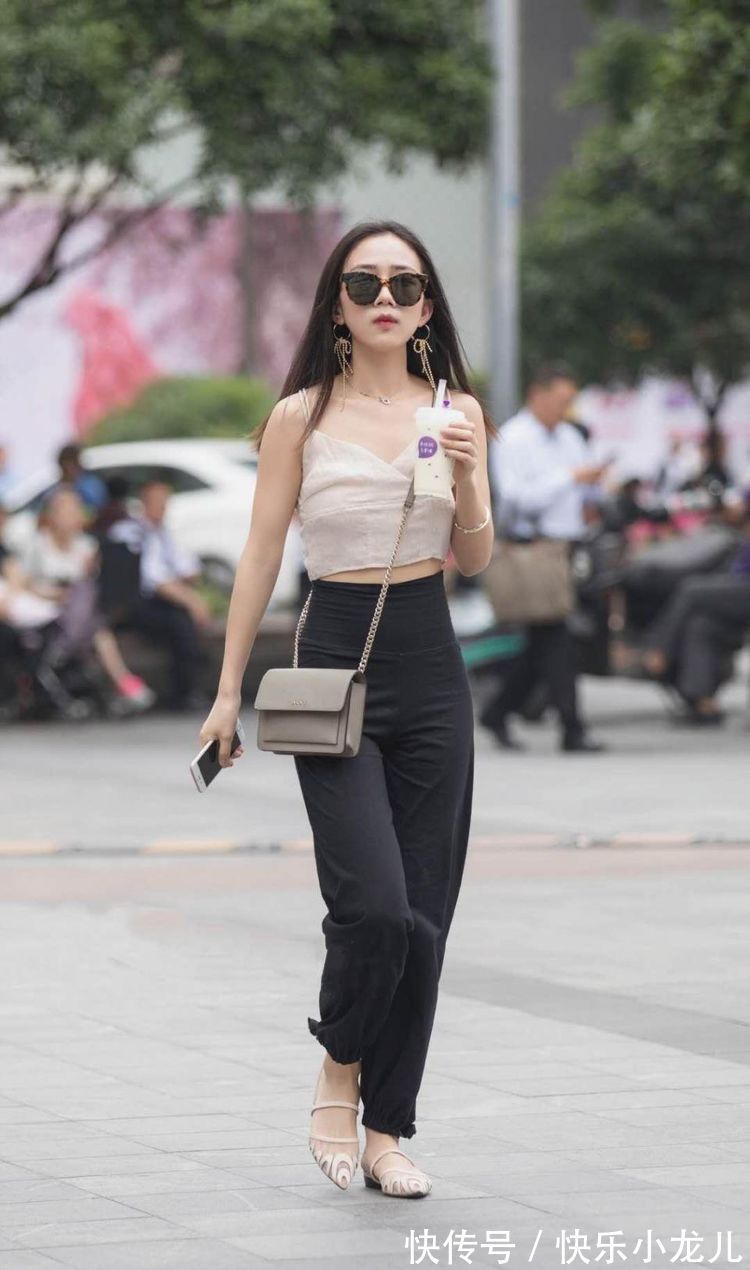 少女鞋 小姐姐身穿一件黑色纱裙，温文尔雅，时尚又优雅