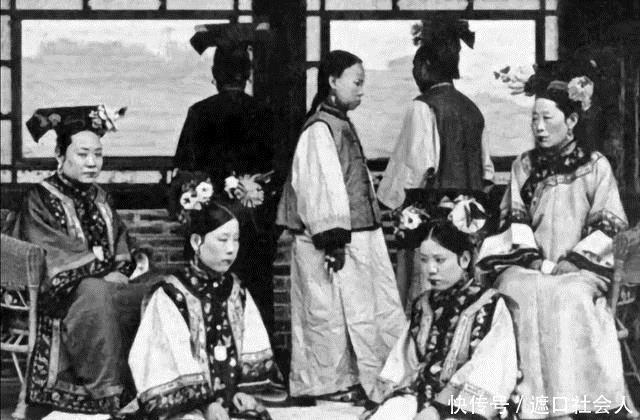 正妻|清末老照片,正妻怂的小妾愁眉锁眼,最后一张李鸿章小妾十分惊艳