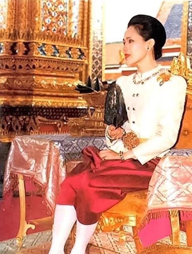 细数诗丽吉王后的传统服装,款款精美绝伦,不愧是泰国第一美人
