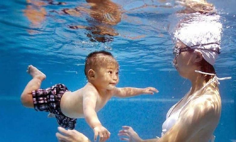 小朋友|游泳对小朋友的身体发育大有好处，几岁的孩子可以学游泳？