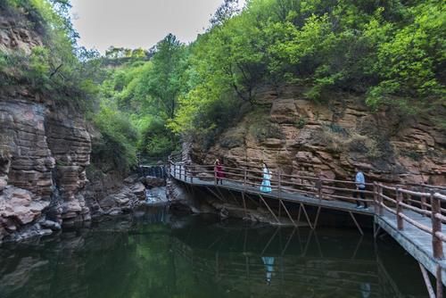 河南一处4A级大峡谷景区，是典型红岩嶂谷群地质地貌景观