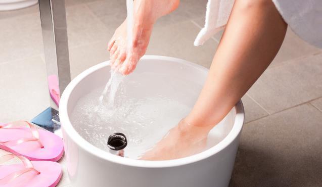 热水泡脚|想长寿,靠自己,最新公布的六大增寿习惯,第一名并不是健身