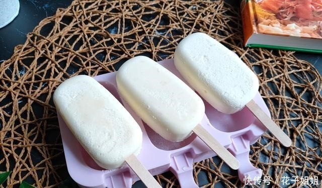 把牛奶倒进锅里,简单几步就能做出小布丁雪糕,香甜松软无冰渣!