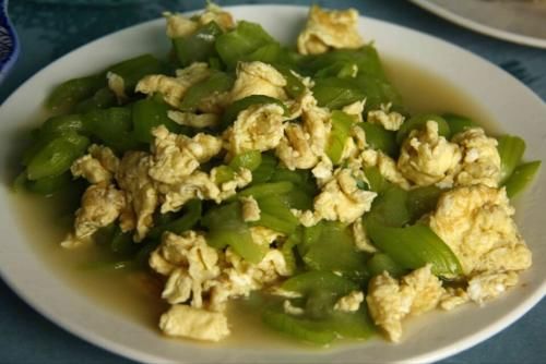 鲜嫩|炒丝瓜不要直接炒，下锅前多做2步，颜色翠绿不发黑，鲜嫩又入味