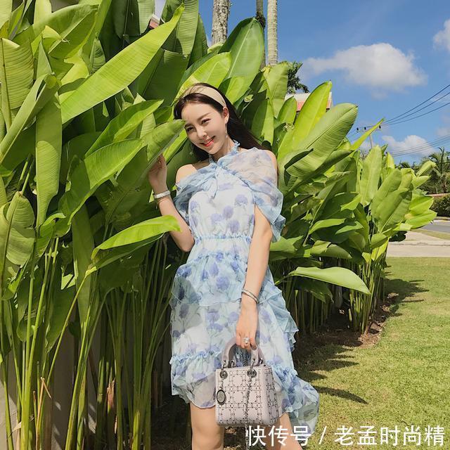 女神范 女神范的挂脖连衣裙,将性感优雅气质展露无遗