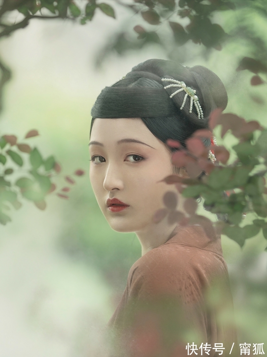 红伞#七绝·三十九首丨雁留斜影云堆月,梦与何人共举觞?