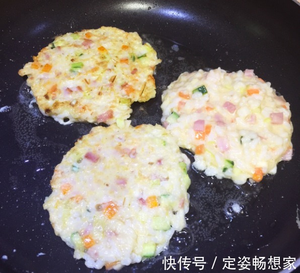 早餐|早餐别再做面食,1碗米饭2个蛋,好吃又营养,孩子1顿吃5个,真香